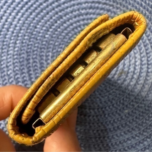 Louis Vuitton Epi leather 4 Ring Key Case. Yellow - Picture 8 of 11
